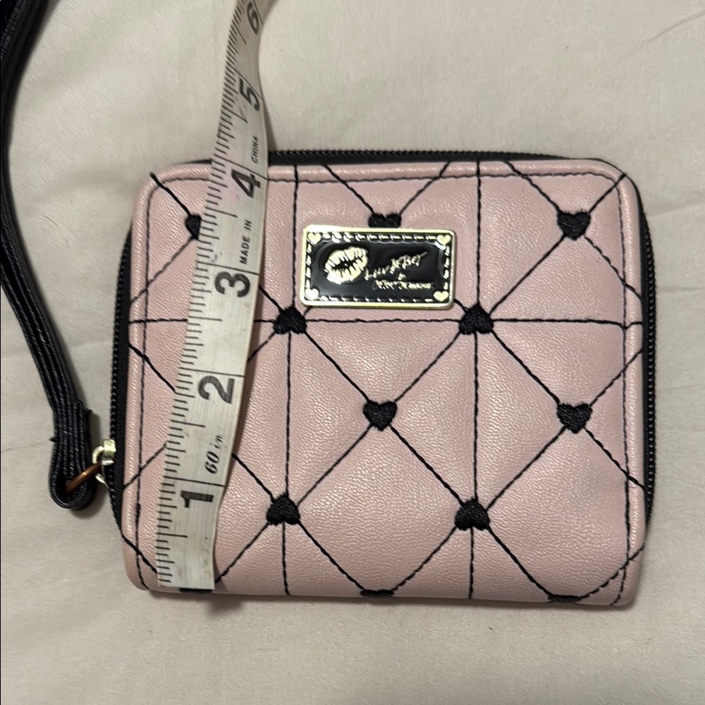 Betsey Johnson Pink Quilted Heart Accent Wristlet Wallet - Picture 3 of 4